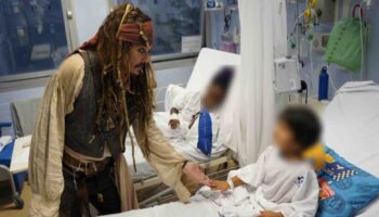 Sorprende Jack Sparrow (Johnny Depp) a niños enfermos de cáncer en Madrid | Video