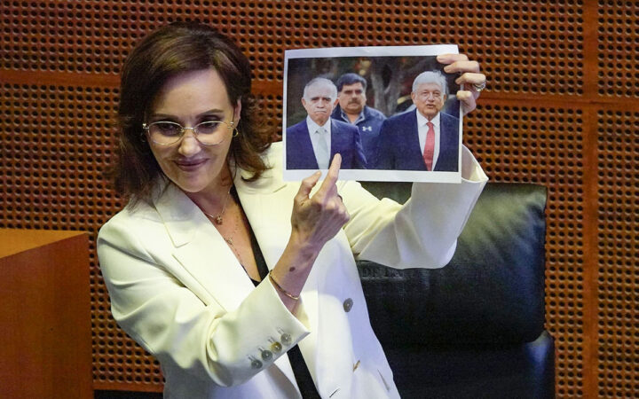 Lilly Téllez muestra foto de AMLO y Alfonso Romo; morenistas gritan: '¡Es un honor estar con Obrador!' Lilly Téllez muestra foto de AMLO y Alfonso Romo; morenistas gritan: '¡Es un honor estar con Obrador!'