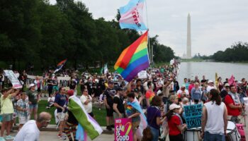 Con rabia y humor marcha del Orgullo LGBTQ+ apunta a Trump en Washington