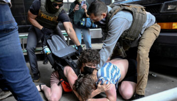 Corte Suprema de Estados Unidos permite a Trump reanudar la deportación de migrantes a terceros países