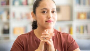 “A las escritoras nos falta reírnos de nosotras mismas”: Nora de la Cruz
