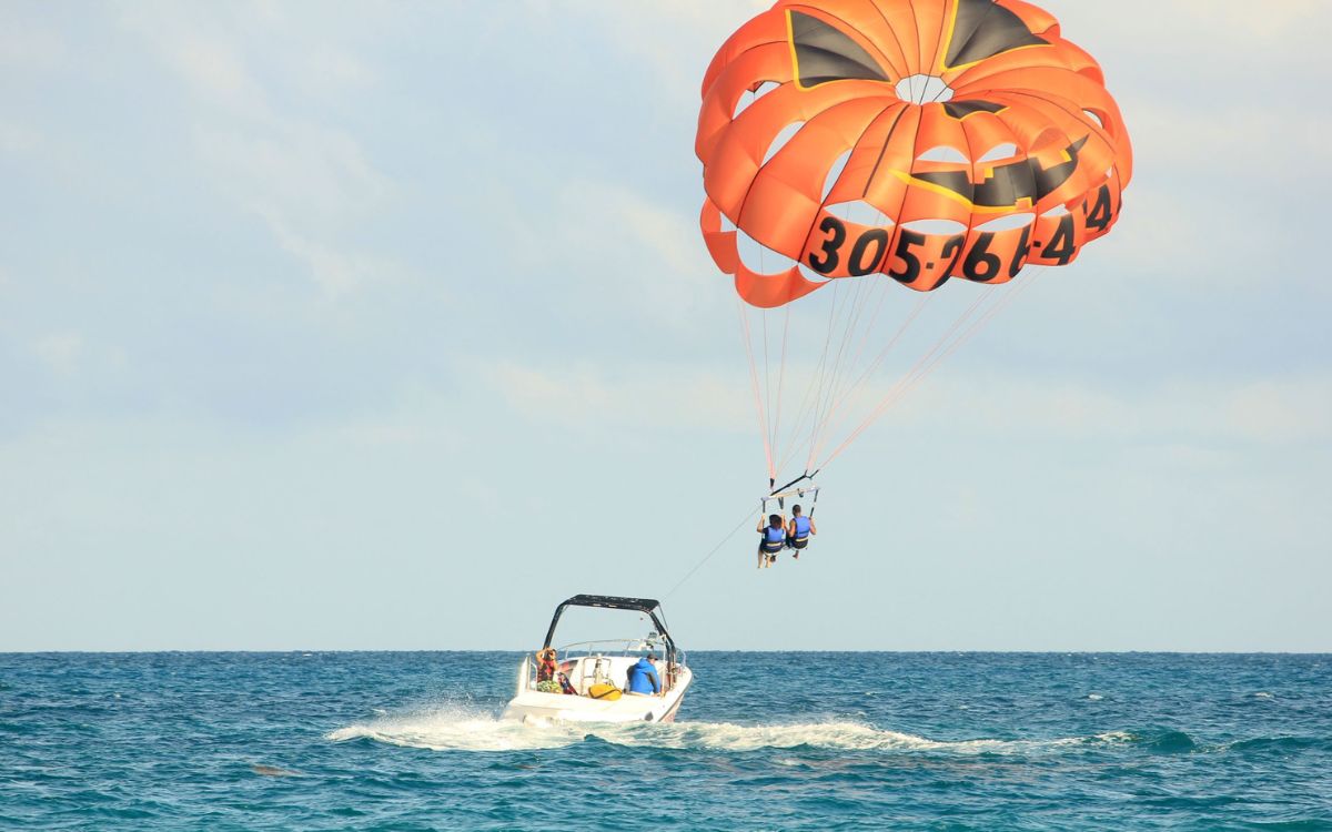 Turista se quita arnés de paracaídas mientras practicaba parapente y cae 50 metros | Video Turista se quita arnés de paracaídas mientras practicaba parapente y cae 50 metros | Video
