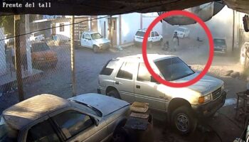 Guardias Nacionales salen proyectados de patrulla a alta velocidad en Tijuana | Video