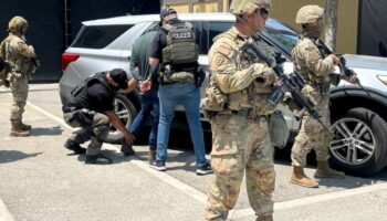 Redadas de tipo militar: nuevas tácticas para arrestar migrantes en EU