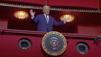 Trump es recibido con vítores y abucheos durante una representación de 