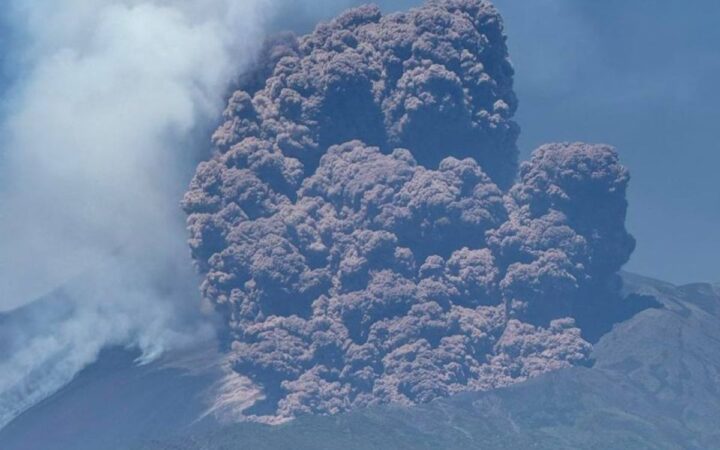 Una violenta erupción en el Etna provoca una columna de humo de más de 5,000 metros de altura Una violenta erupción en el Etna provoca una columna de humo de más de 5,000 metros de altura