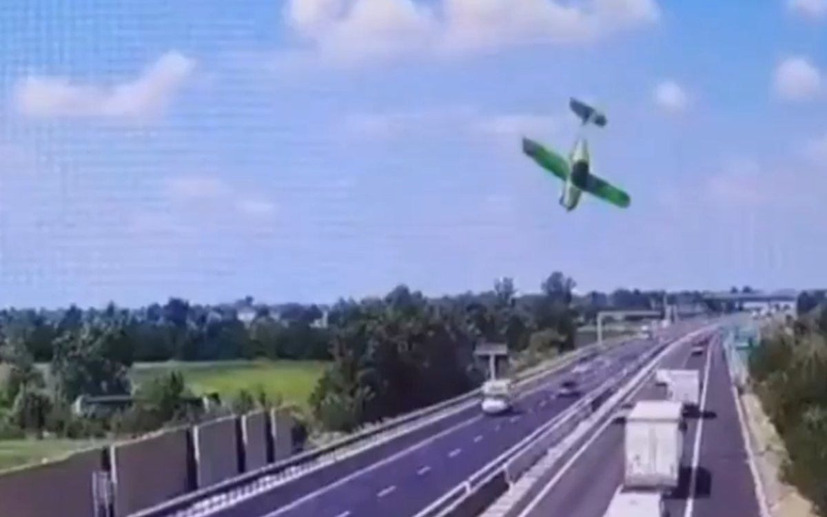Avioneta cae en picada y se estrella en autopista de Italia; mueren dos personas | Videos Avioneta cae en picada y se estrella en autopista de Italia; mueren dos personas | Videos