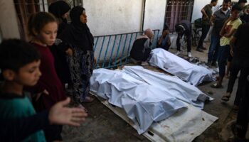 Bombas israelíes caen en la entrada de un hospital en Gaza y matan a 9 personas