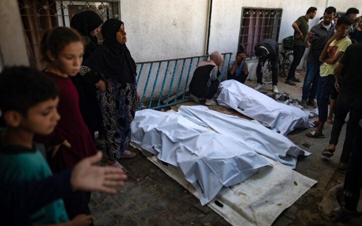 Bombas israelíes caen en la entrada de un hospital en Gaza y matan a 9 personas Bombas israelíes caen en la entrada de un hospital en Gaza y matan a 9 personas