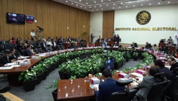 INE entrega constancias de mayoría a magistrados de Circuito y jueces de Distrito