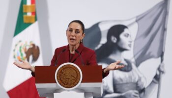 Sheinbaum atribuye caída de remesas a persecuciones de migrantes en EU