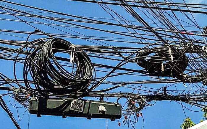 Ya no habrá cables en los postes? Ley de Telecomunicaciones propone  soterramiento | Aristegui Noticias