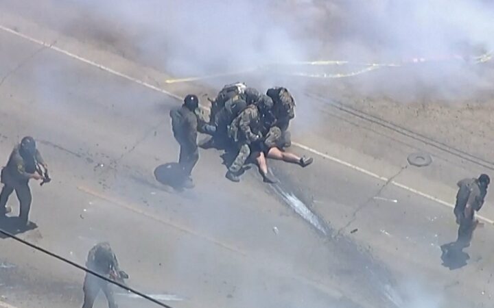 Gases y piedras: crece la violencia en redadas en California Gases y piedras: crece la violencia en redadas en California