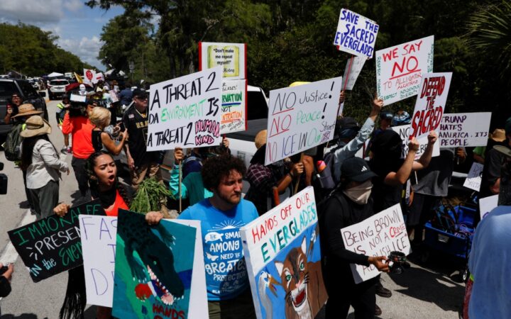 Protestas reciben a Trump durante su visita al centro Alligator Alcatraz para migrantes Protestas reciben a Trump durante su visita al centro Alligator Alcatraz para migrantes