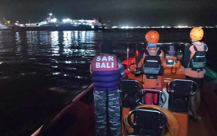 ferry se hunde cerca de Bali