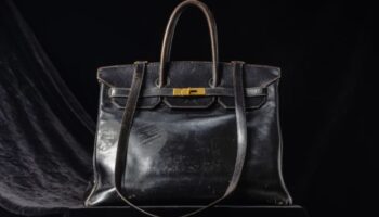 Subastan bolso original de Jane Birkin por un récord de 10 millones de dólares