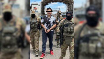 Embajador de EU difunde foto de Julio César Chávez Jr. esposado de pies y manos