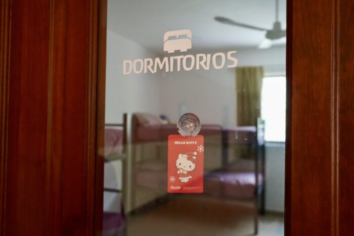  La puerta del dormitorio en una casa hogar de Cancún. Fotografía por: Ricardo Hernández