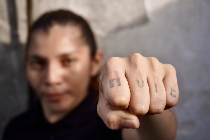 Alejandra muestra su tatuaje que dice “HOPE”, que significa “esperanza” en inglés. Fotografía por: Ricardo Hernández