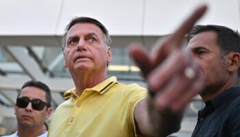 Hallan en celular de Bolsonaro documento para pedir asilo político a Milei