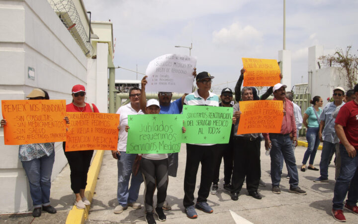 Chiapas | Trabajadores jubilados de Pemex bloquean terminal y provocan desabasto de gasolina