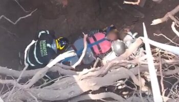 Mujer cae en 'socavón' formado en la Gustavo A. Madero