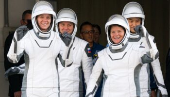 Los cuatro astronautas de la Crew-10 amerizan frente a EU tras cinco meses en el espacio