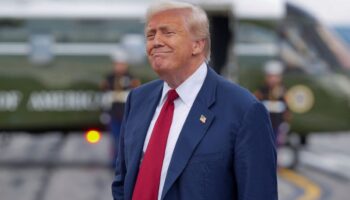 Trump llama 'charlatán' a Medvédev y defiende movilizar submarinos nucleares hacia Rusia