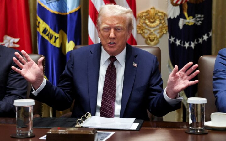 Trump plantea dar cheques a ciudadanos con ganancias de aranceles Trump plantea dar cheques a ciudadanos con ganancias de aranceles