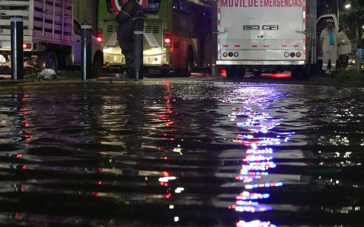 Activan alerta púrpura, la de mayor riesgo, por fuertes lluvias en la CDMX Activan alerta púrpura, la de mayor riesgo, por fuertes lluvias en la CDMX