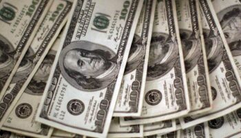 Dólar cae, golpeado por preocupaciones de cierre del Gobierno de EE.UU.