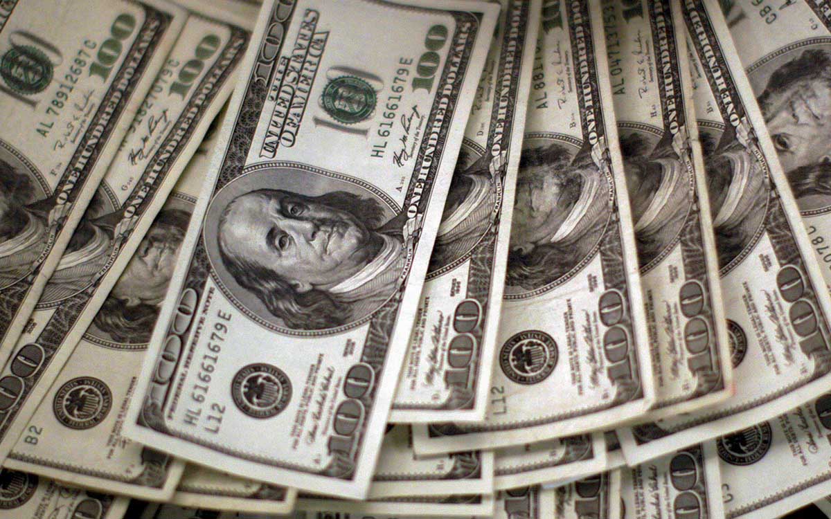 El dólar cae a la espera de las decisiones de los bancos centrales
