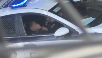 Captan a dos policías realizando actos sexuales en patrulla en CDMX; SSC ya los investiga