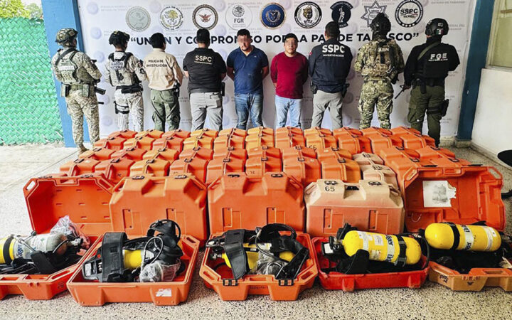 Detienen a dos 'piratas' por asalto a plataforma de Pemex en la Sonda de Campeche Detienen a dos 'piratas' por asalto a plataforma de Pemex en la Sonda de Campeche