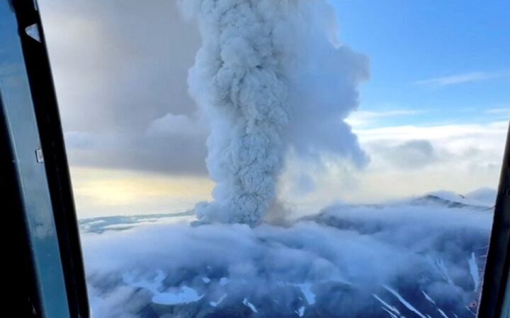 Captan primera erupción del volcán Krasheninnikov en al menos 400 años Captan primera erupción del volcán Krasheninnikov en al menos 400 años