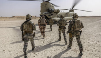 Estados Unidos inicia la retirada de su base principal en Irak: Europa Press