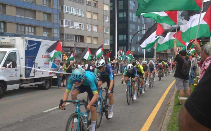 La Vuelta a España 2025: Activistas intentan boicotear salida de la Etapa 6 | Video La Vuelta a España 2025: Activistas intentan boicotear salida de la Etapa 6 | Video