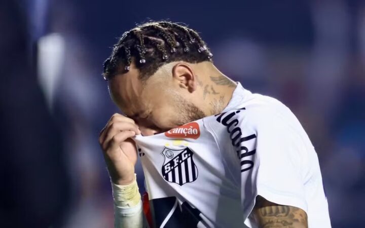 Neymar da explicaciones a radicales de Santos por malos resultados | Video Neymar da explicaciones a radicales de Santos por malos resultados | Video