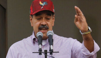 Maduro celebra alistamiento militar; oposición informa sobre liberación de presos políticos