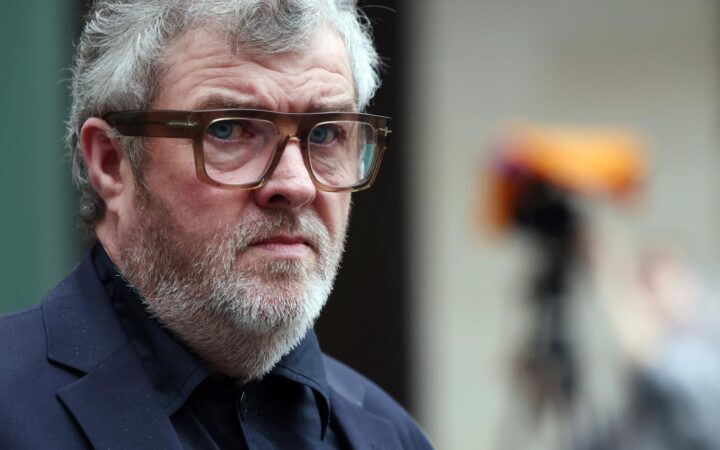 El hermano mayor de Liam y Noel Gallagher, miembros de Oasis, es acusado de violación El hermano mayor de Liam y Noel Gallagher, miembros de Oasis, es acusado de violación