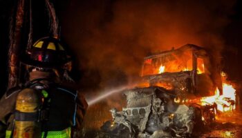 Impresionantes imágenes: rayo cae sobre un tráiler y estalla en llamas
