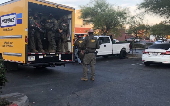 Redadas regresan a Los Ángeles; agentes se esconden en camión de mudanzas Redadas regresan a Los Ángeles; agentes se esconden en camión de mudanzas