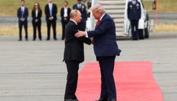 Trump recibe a Putin con alfombra roja en base militar de Alaska