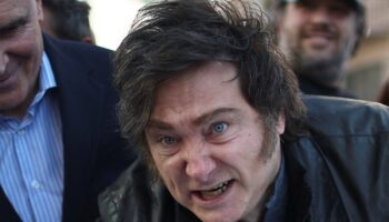 Video | Lanzan piedras a Javier Milei en medio de escándalo por corrupción