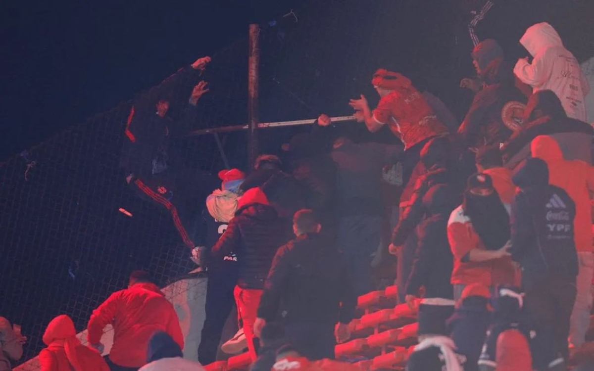 Independiente identifica y expulsará a 25 hinchas que atacaron a chilenos en Avellaneda | Video Independiente identifica y expulsará a 25 hinchas que atacaron a chilenos en Avellaneda | Video