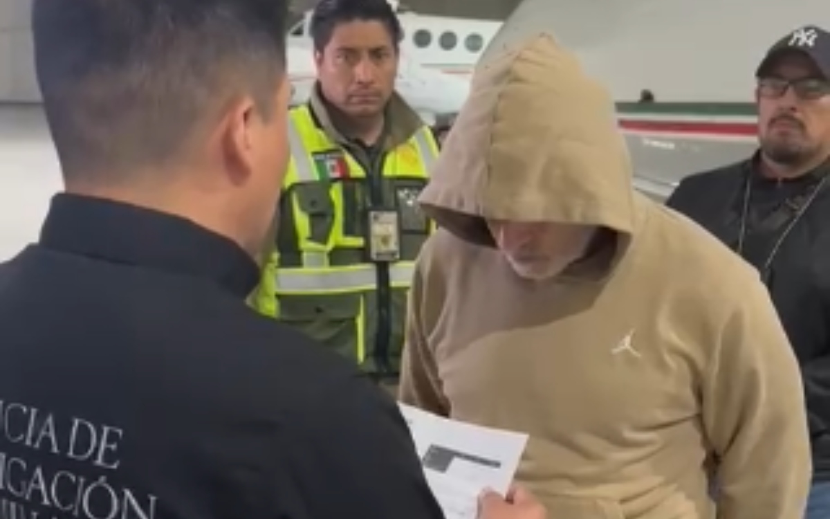 Hernán Bermúdez aterriza en Toluca; le notifican orden de aprehensión | Video Hernán Bermúdez aterriza en Toluca; le notifican orden de aprehensión | Video