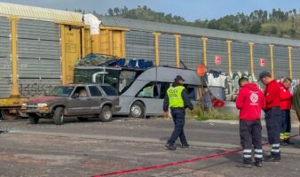 Chofer de autobús llevaba la música alta, posiblemente no escuchó al tren: Fiscalía