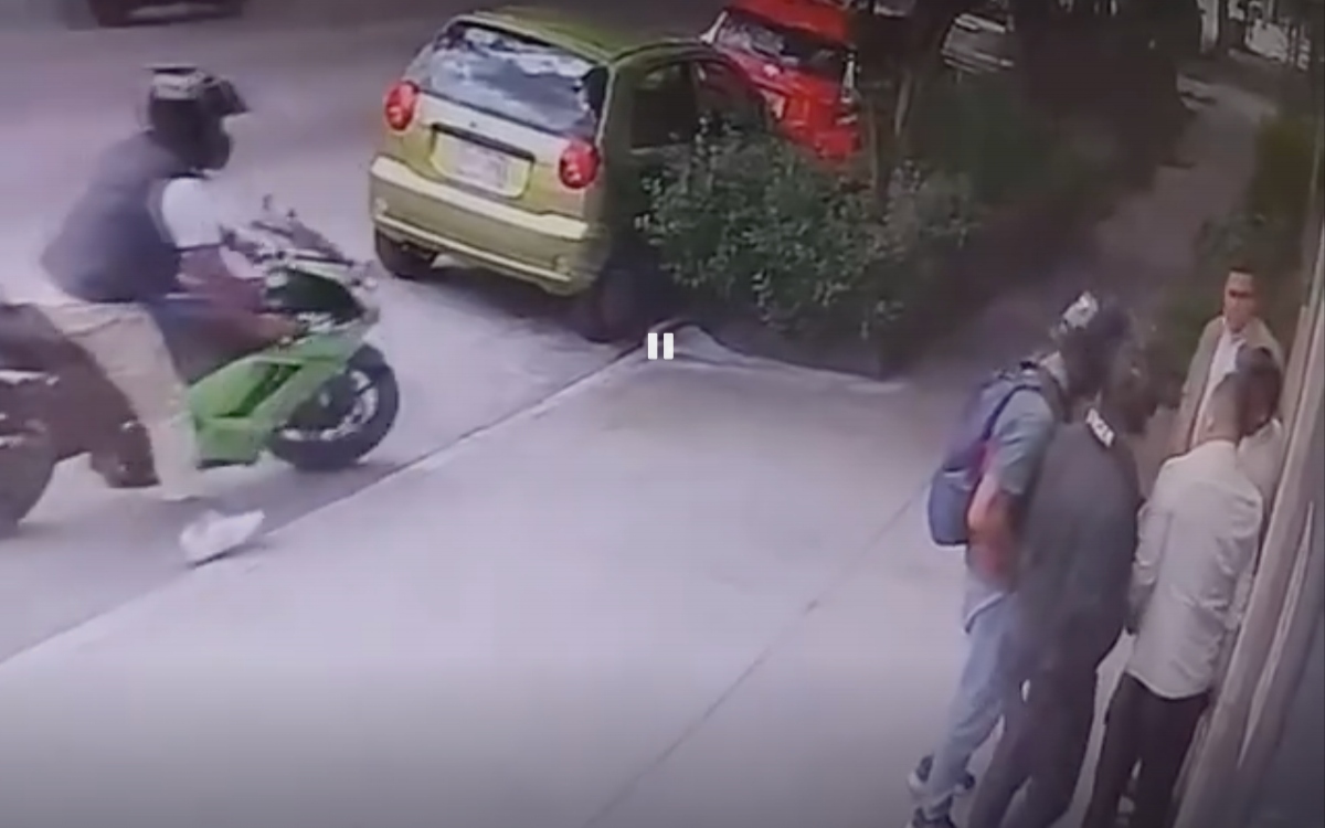 Motociclistas asaltan con pistola a plena luz del día en Colonia del Valle; cae presunto cómplice | Video Motociclistas asaltan con pistola a plena luz del día en Colonia del Valle; cae presunto cómplice | Video