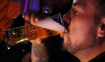 Tráiler con cervezas se vuelca; multitud aprovecha para rapiñar la mercancía