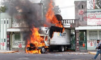 Normalistas derriban puerta del Campo Militar 1 e incendian camión